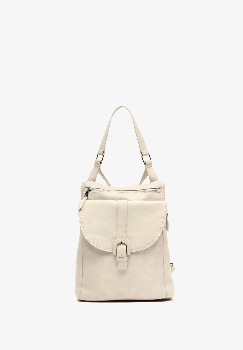 Bež usnjeni nahrbtnik z zaobljenim pokrovom, sprednjim žepom in zgornjim zadrgo. Nastavljiv trak in podrobnosti zaponke. Mehak tekstura.