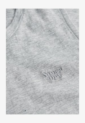 Szara bawełniana koszulka z dekoltem w serek i teksturowanym materiałem, z subtelnym haftowanym logo w dolnym rogu.