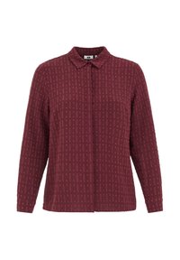 Camisa burdeos de botones con un patrón texturizado, que presenta un cuello clásico, mangas largas y un corte recto.