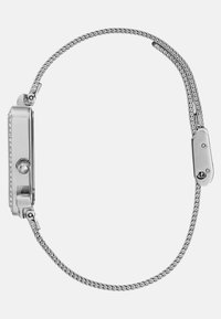 Sølv armbåndsur med en rektangulær kasse, prydet med små sten langs bezel, og har et tekstureret kæde-link armbånd og lås.