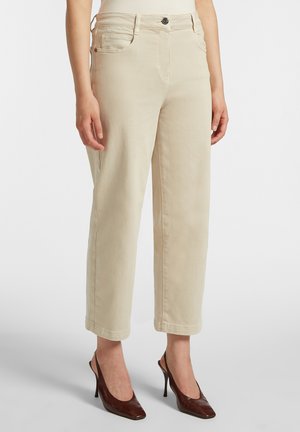 Pantaloni larghi beige in denim con un classico design a cinque tasche, dotati di chiusura anteriore con bottone e orli arrotolati.