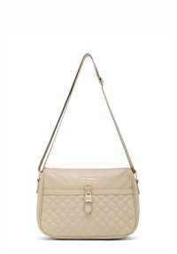 Borsa trapuntata beige con sezione superiore liscia, dettagli in metallo dorato, tracolla regolabile e fibbia centrale.