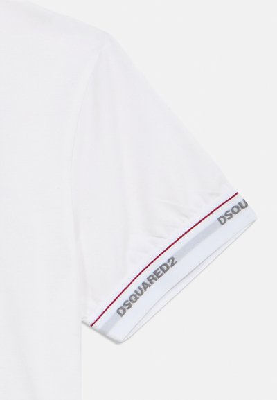 Λευκό πουκάμισο με κοντά μανίκια, με ριμπ μανσέτα σε κόκκινο και γκρι χρώμα, και το λογότυπο "DSQUARED2" τυπωμένο γκρι κατά μήκος της άκρης.