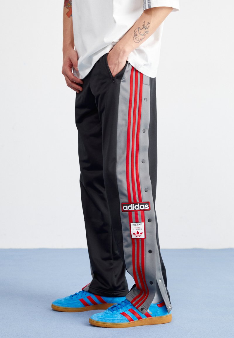 adidas Originals - ADIBREAK - Träningsbyxor - black/better scarlet/grey, Förstora