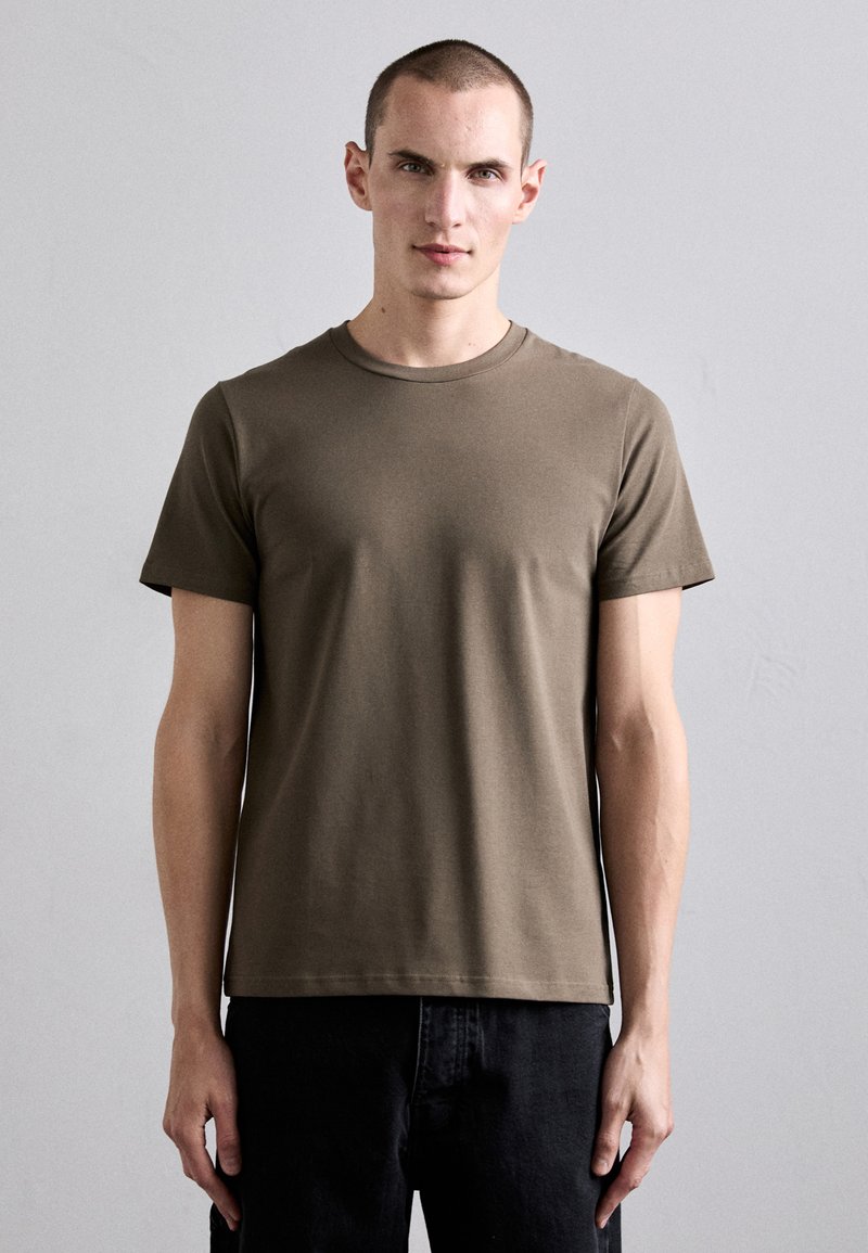 Filippa K - T-shirts - dark sage, Forstørre