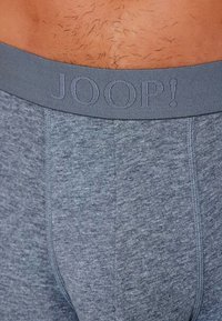 Bóxers de algodón gris con una amplia cintura elástica que presenta letras en relieve "JOOP!" y costuras dobles para mayor durabilidad.
