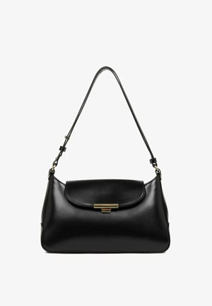 Borsa a mano in pelle nera con forma curvata, dettagli in metallo dorato e chiusura a soffietto. Presenta una sola tracolla regolabile.
