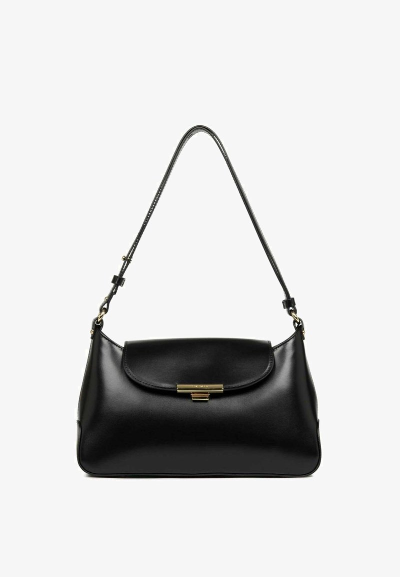 Sac à main en cuir noir avec une forme arrondie, des détails en métal doré et une fermeture à rabat. Il est doté d'une seule bandoulière réglable.