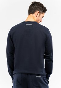Felpa blu navy realizzata in tessuto morbido, con maniche lunghe e scollo a girocollo. Logo bianco "ICE ICEBERG" sulla parte posteriore del collo.