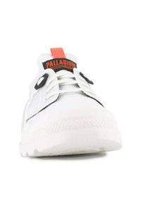 Weiße Sneaker mit strukturiertem Gummisohle, schwarzen Akzenten und einem auffälligen roten Zugband. Verfügt über Schnürsenkel und ein Logo auf der Zunge.