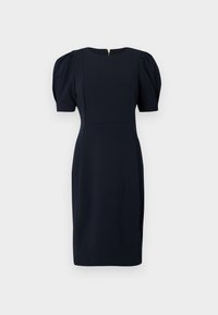 Tumši zila kleita ar piegulošu siluetu, uzpūstām īsām piedurknēm un rāvējslēdzēju aizmugurē. Izgatavota no gludas auduma, ar skaidrām līnijām un minimālu dekoru.