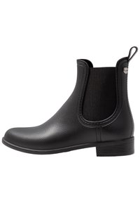 Svart Chelsea-stövle gjord av texturerat syntetmaterial, med elastiska sidopaneler, en dragflik och en låg blockklack.