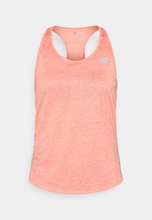 Camiseta sin mangas de deporte de color coral con diseño de espalda de nadadora y sutiles perforaciones en el frente, con pequeño logo reflectante en el pecho.