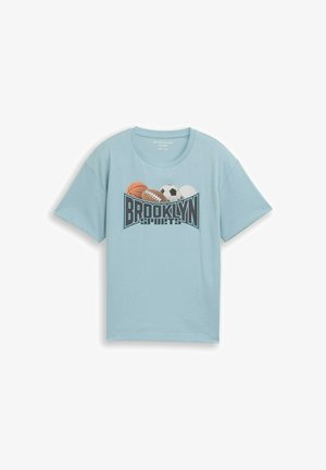 Helehall sinine T-särk, millel on tekst "Brooklyn Sports" ning illustratsioonid korvpallist, ameerika jalgpallist, jalgpallist ja võrkpallist.