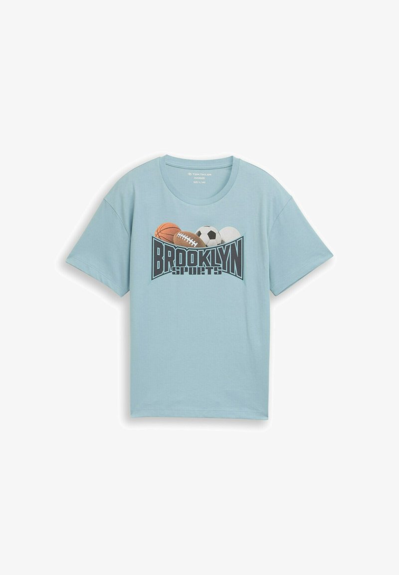 Šviesiai mėlynas marškinėlis su užrašu „Brooklyn Sports“ ir iliustracijomis: krepšinio kamuolys, amerikietiško futbolo kamuolys, futbolo kamuolys ir tinklinio kamuolys.
