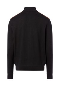 Maglione nero con colletto alto, polsini e vita a costine; presenta dettagli accentuati marroni sulle cuciture delle spalle; tessuto con texture.
