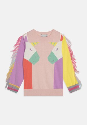 Sweter dziergany z dwoma głowami jednorożców w pastelowych kolorach, różowa baza, wielokolorowe frędzle na rękawach oraz ribbowe wykończenie z pionowymi akcentami.