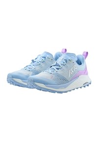 Scarpe da corsa azzurro chiaro con tomaia in rete testurizzata, dettagli viola e suola in gomma con prominenti tasselli per la aderenza.