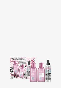 Le set de soins capillaires Redken Volume Injection comprend deux bouteilles de shampooing et de conditionneur roses, ainsi qu'un spray, tous avec des accents noirs et colorés.