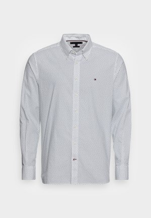 Weißes, langärmliges Hemd mit Knopfleiste, kleinem schwarzen Punktmuster, Knopfkragen und dezentem Markenlogo auf der Brust und am Saum.