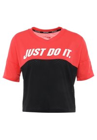 Červené a černé krátké tričko s krátkým rukávem a cropped střihem na cvičení s nápisem "JUST DO IT." v bílé barvě, obohacené o prodyšný texturovaný design na černé části.