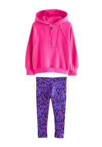 Fuchsienfarbener Hoodie mit halbem Reißverschluss, elastischen Bündchen und lila Leggings mit abstraktem rosa-blauem Muster. Weicher, dehnbarer Stoff.