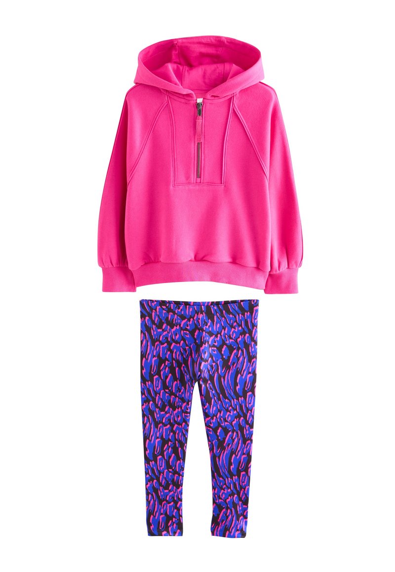 Fuchsienfarbener Hoodie mit halbem Reißverschluss, elastischen Bündchen und lila Leggings mit abstraktem rosa-blauem Muster. Weicher, dehnbarer Stoff.