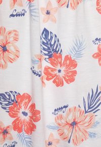 Biały materiał z kwiatowym wzorem, na którym znajdują się duże koralowe i jasnoróżowe kwiaty, niebieskie liście oraz powtarzający się logo „Levi's”.