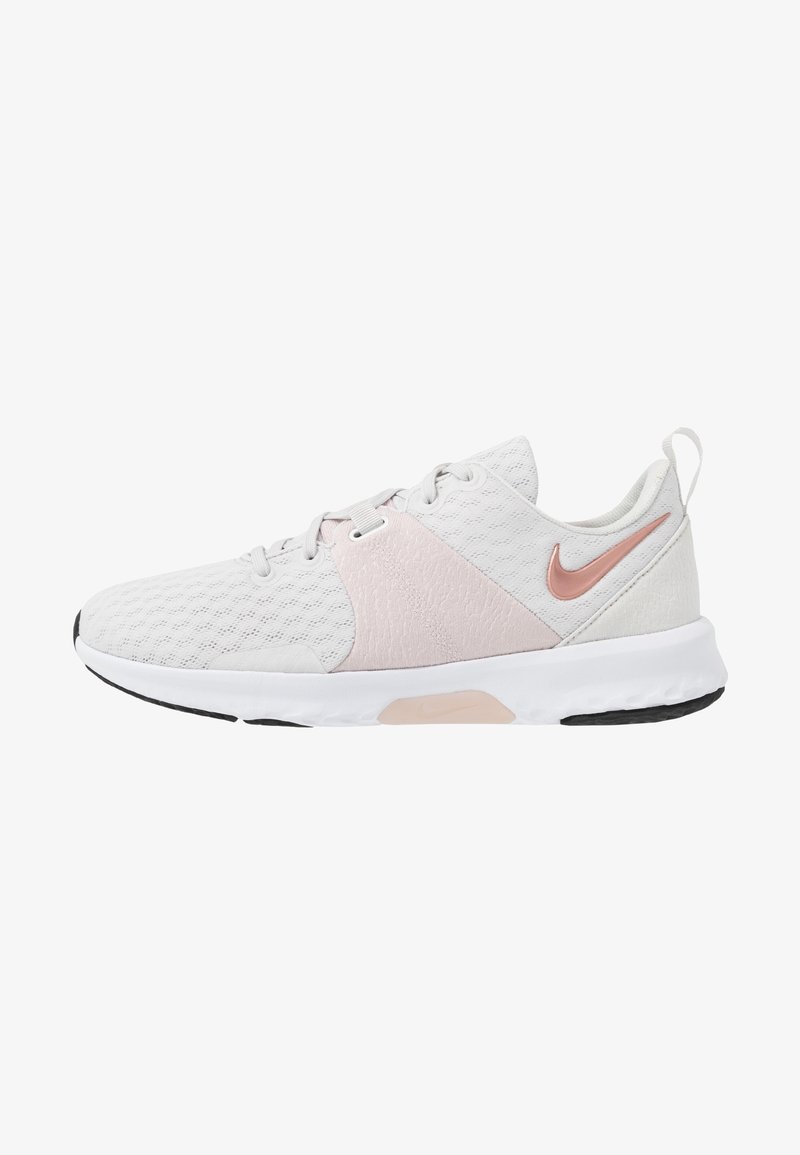 Scarpa sportiva Nike in mesh bianco e pelle con dettagli rosa. Presenta un design leggero, pannello laterale testurizzato e suola in gomma flessibile.