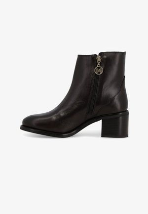 Stivaletto alla caviglia in pelle nera con punta arrotondata, cerniera laterale con tirante circolare e tacco a blocco di altezza moderata.