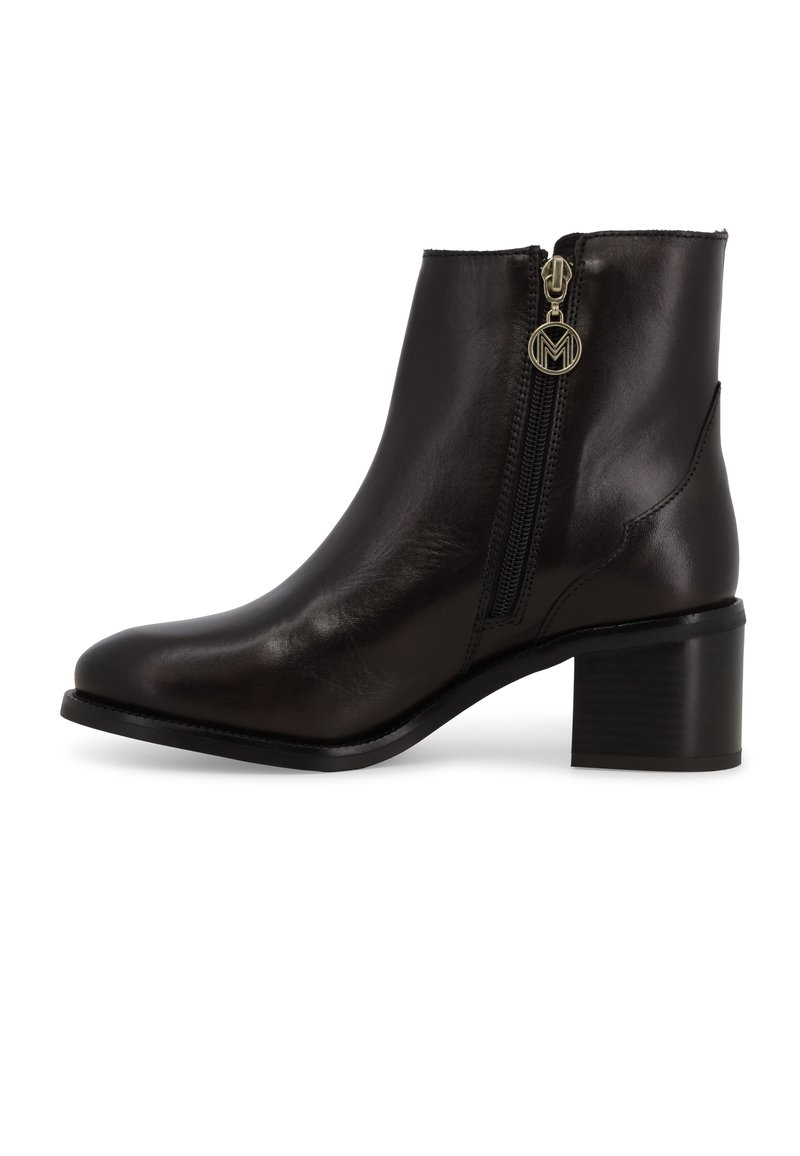 Stivaletto alla caviglia in pelle nera con punta arrotondata, cerniera laterale con tirante circolare e tacco a blocco di altezza moderata.