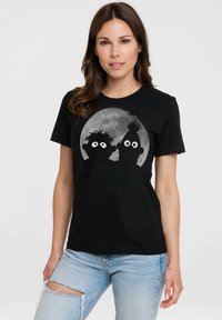 Schwarzes Baumwoll-T-Shirt mit einem grafischen Druck von zwei Cartoonfiguren im Silhouetten-Stil vor einem großen grauen Mond. Klassisches Rundhals-Design.