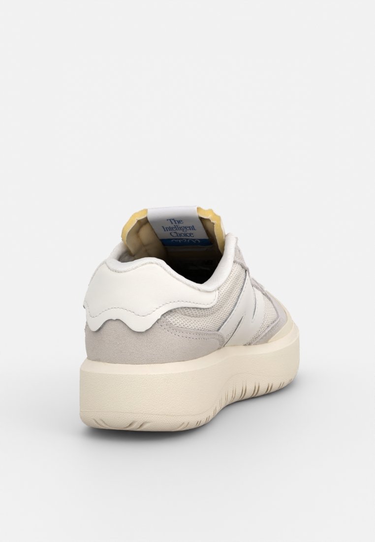 Hellgraue Sneaker mit einem strukturierten Obermaterial aus Wildleder und Mesh, einem weißen Lederakzent und einer cremefarbenen Gummisohle. Mit einem gepolsterten Kragen und einer gepolsterten Zunge.
