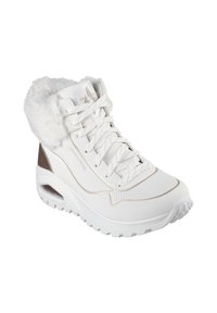 Zapatilla alta blanca con collar de pelo sintético, parte superior sintética, cierre de cordones y detalles metálicos, y suela texturizada.