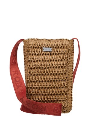 Bolso cruzado marrón tejido con una correa ancha roja con relieve "ROXY" y una placa metálica con el logo "ROXY" en la parte delantera.