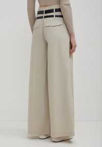 Calliope A PALAZZO - Stoffhose - beige
