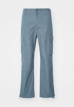 Pantaloni cargo bleu deschis, dintr-un material rezistent. Caracteristici includ buzunare cargo, deschidere cu fermoar pe picior și închidere cu buton.