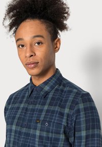 Lee LEESURE  - Camisa - bright navy