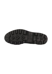 Suela de goma negra con un patrón de banda de rodadura profundo, que presenta cuatro protuberancias prominentes y una superficie texturizada para mayor tracción. Logo grabado cerca del centro.