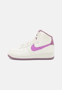 Nike vysoké tenisky z bílé kůže s fialovým swooshem a akcenty na patě, s fialovou gumovou podešví a perforovaným detailem na špičce.
