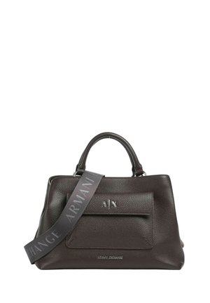 Borsa a mano in pelle marrone scuro con finitura testurizzata, doppi manici e tracolla regolabile, caratterizzata dal branding e dal logo 'Armani Exchange'.