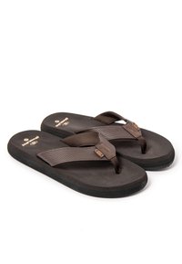 Par de chanclas marrón oscuro con tiras de tela texturizada y suelas acolchadas negras colocadas lado a lado sobre un fondo blanco.