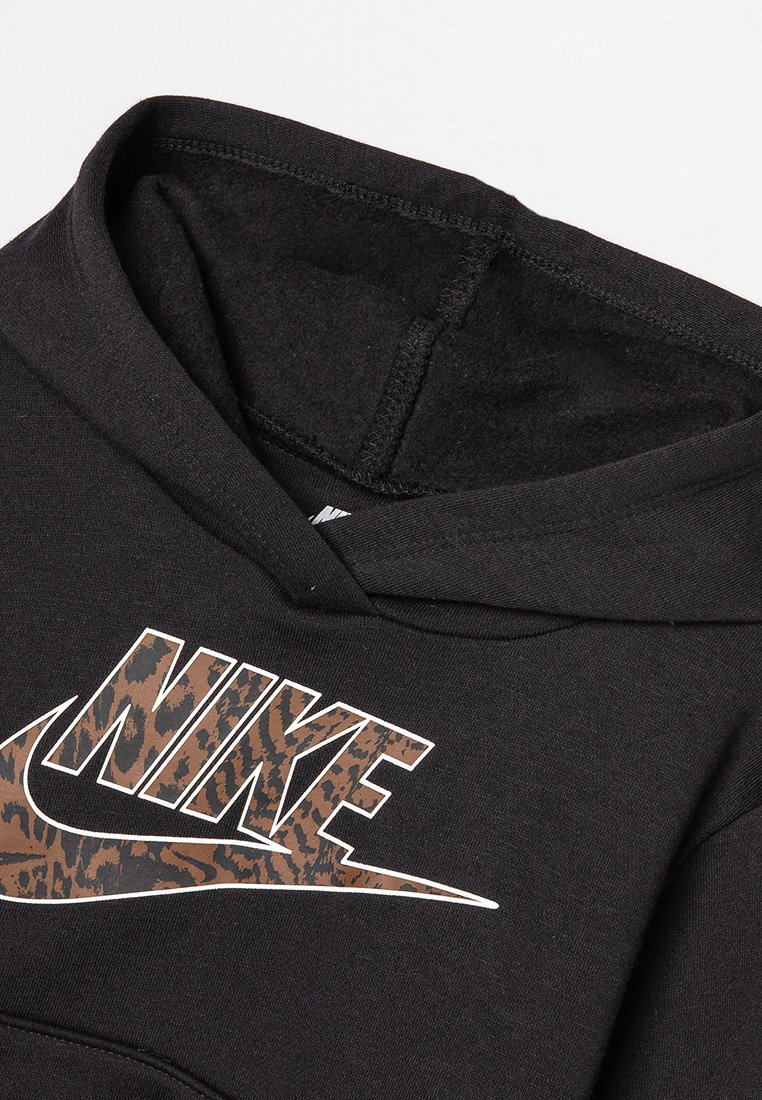 Czarna bluzka z kapturem z teksturowanym, brązowym logo Nike w leopardzie. Posiada miękką podszewkę wewnętrzną i przeszywane szwy.