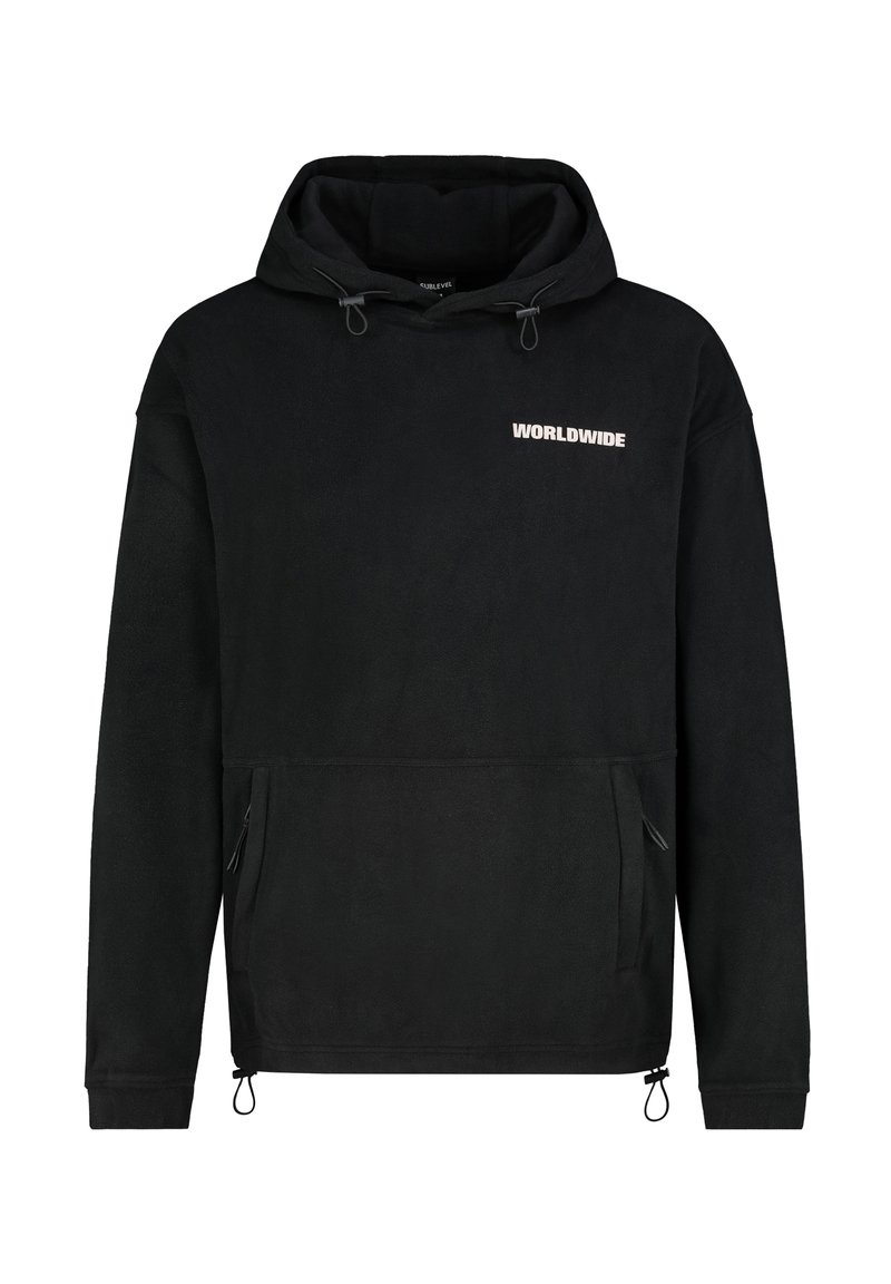 Schwarzer Fleece-Hoodie mit einer Kängurutasche, Kapuze mit Zugband und dem Wort "WORLDWIDE" in heller Farbe auf der Brust bedruckt.