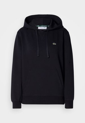 Μαύρη κουκούλα από μαλακό ύφασμα, με κα pocket καγκουρό, κουκούλα με κορδόνι, ριμπ μανσέτες και ένα μικρό πράσινο λογότυπο κροκοδείλου στο στήθος.