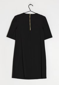 Svart klänning med korta ärmar och en dold dragkedja bak. Tillverkad av ett slätt tyg med en rak silhuett och utan mönster.