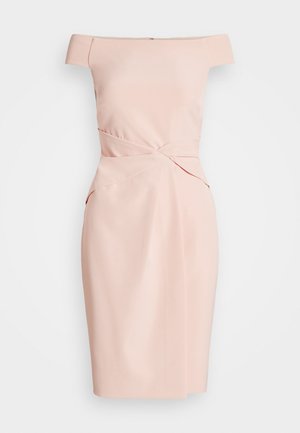 Robe rose pâle à épaules dénudées, longueur au genou, avec une taille cintrée et un détail de tissu superposé à l'avant.