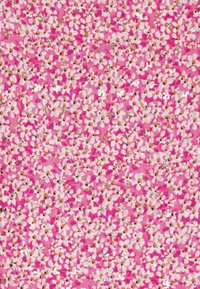 Roze stof met een bloemenpatroon, met kleine witte en lichtroze bloemen met gouden accenten die er doorheen zijn verspreid, wat een gestructureerd uiterlijk creëert.