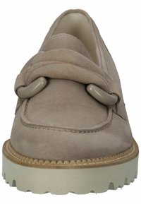 Mocassini in suede color tan con un design cucito, caratterizzati da una fascia decorativa e da una suola in gomma beige a contrasto con un bordo testurizzato.