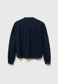 Camicia a maniche lunghe blu navy con vestibilità rilassata, pannello posteriore plissettato, scollo rotondo e polsini con bottoni. Tessuto morbido e leggero.